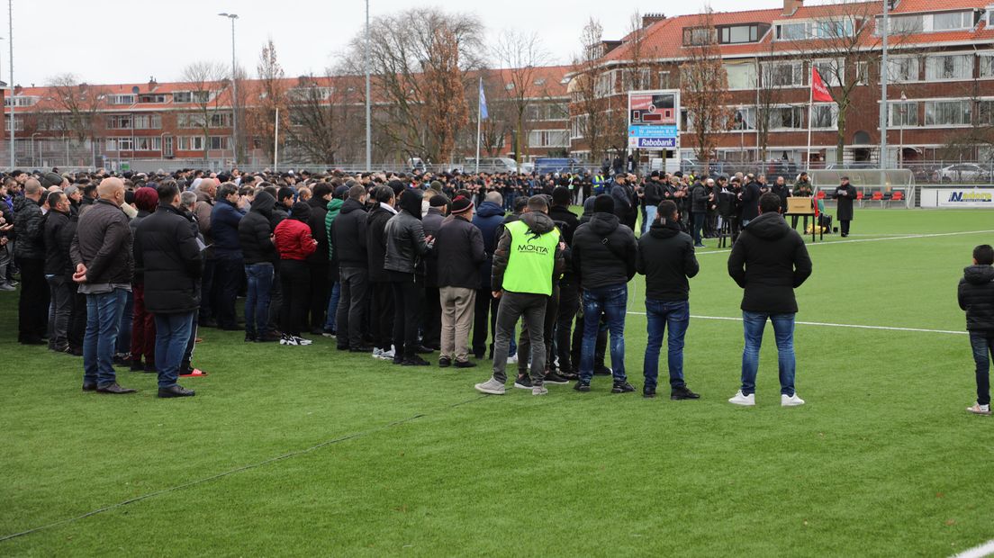 Familie en vrienden namen op het hoofdveld van H.V.V. Laakkwartier afscheid van Bilal