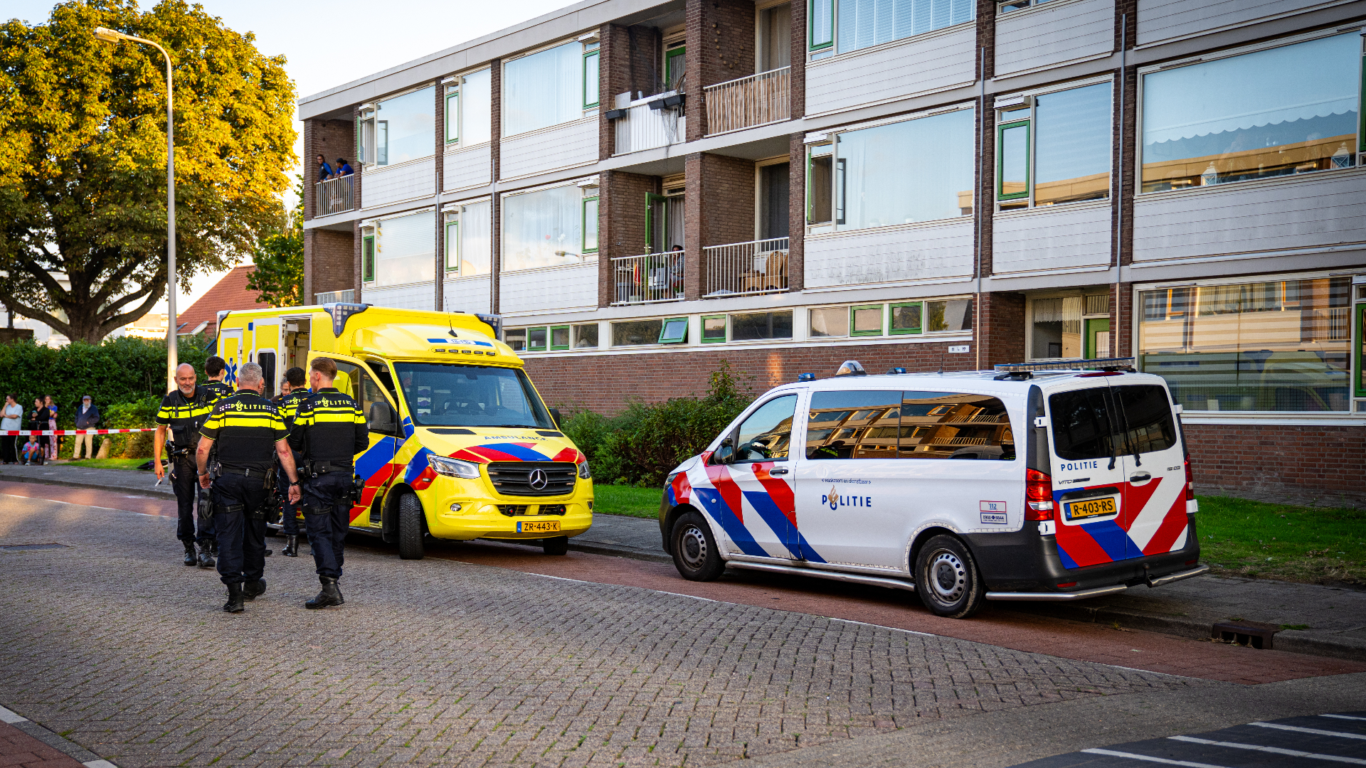 Er kwamen veel hulpdiensten naar Ridderkerk.
