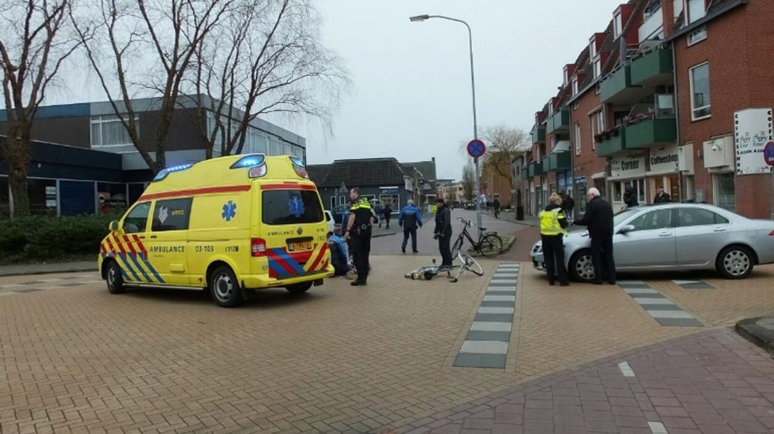 De fietser is met een ambulance naar het ziekenhuis gebracht (Rechten: Van Oost Media)