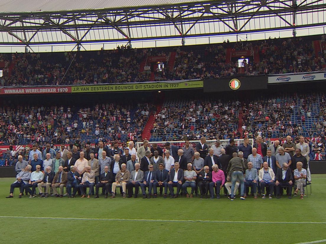 Oud-spelers van Feyenoord op de foto bij de jaarlijkse reünie