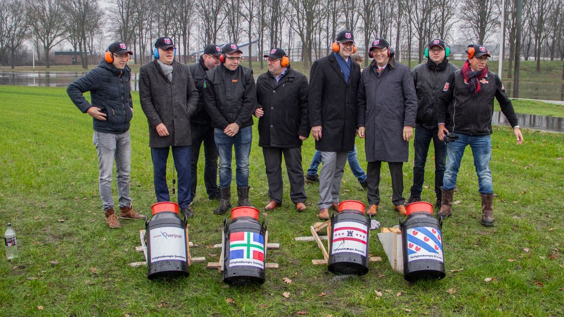 De vier burgemeesters vergezeld door hun carbidkenners (Robbert Oosting / RTV Drenthe)
