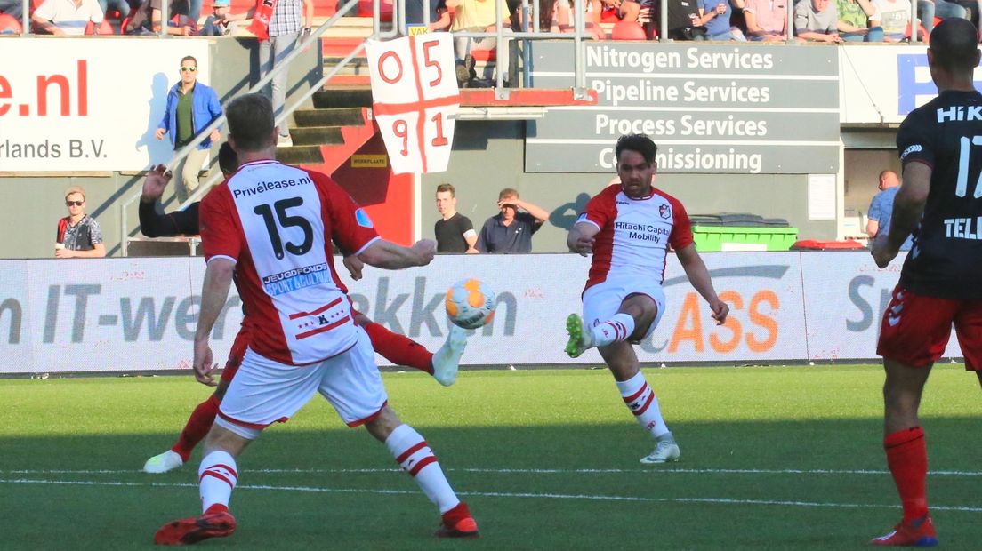 Veendorp haalt uit voor zijn eerste goal in het betaalde voetbal (Rechten: Gerrit Rijkens)