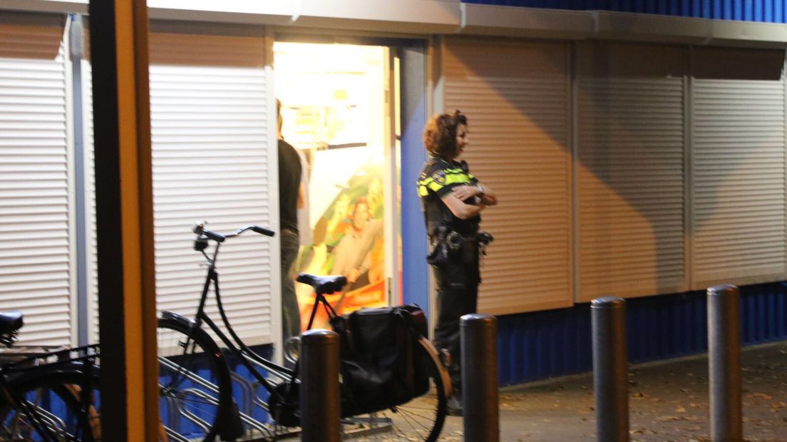 De politie heeft donderdagavond in Lunteren met politiehonden, motoren en auto's gezocht naar twee jonge overvallers. Ze pleegden eerder op de avond een overval bij de plaatselijke Albert Heijn. Hierbij werd een geldbedrag buitgemaakt.