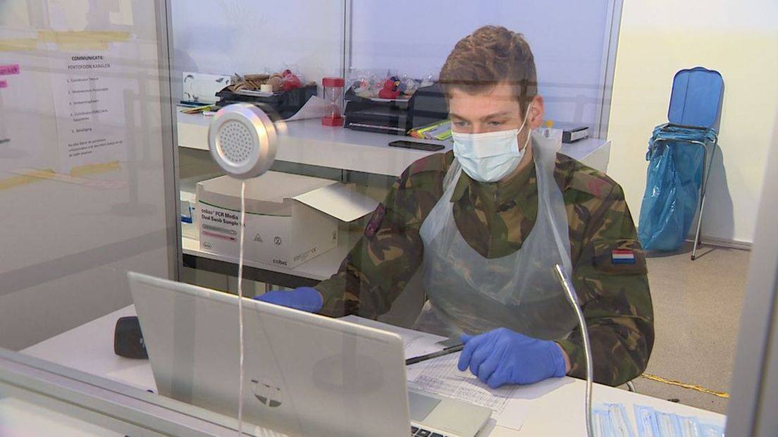 Deze soldaat helpt mee met het testen van mensen op het coronavirus.