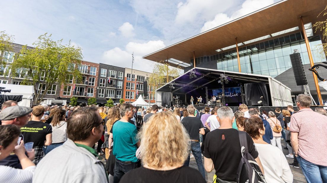Publiek op het Bevrijdingsfestival Fryslân op het Zaailand in Leeuwarden