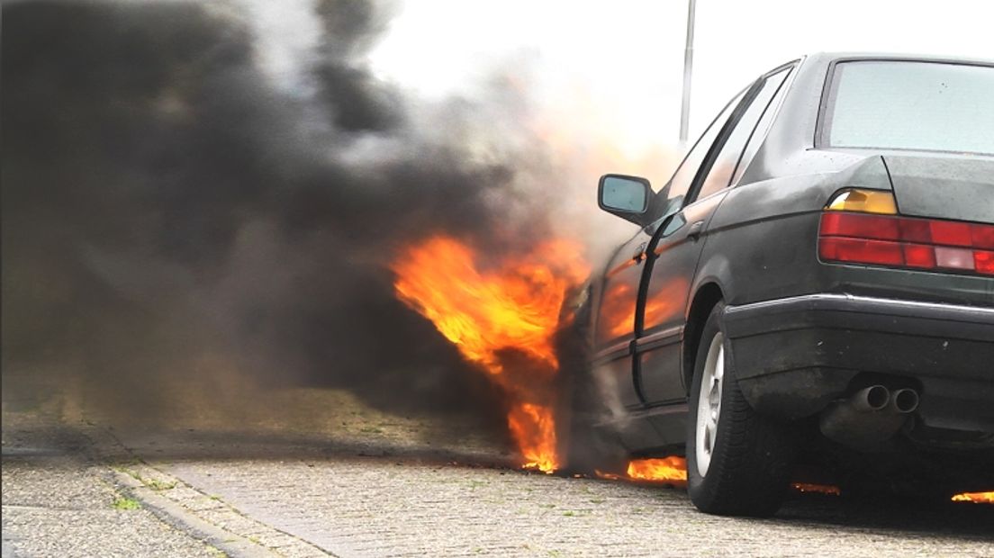 Afgelopen woensdag vloog een auto in brand in Hoogeveen (Rechten: Persbureau Meter)