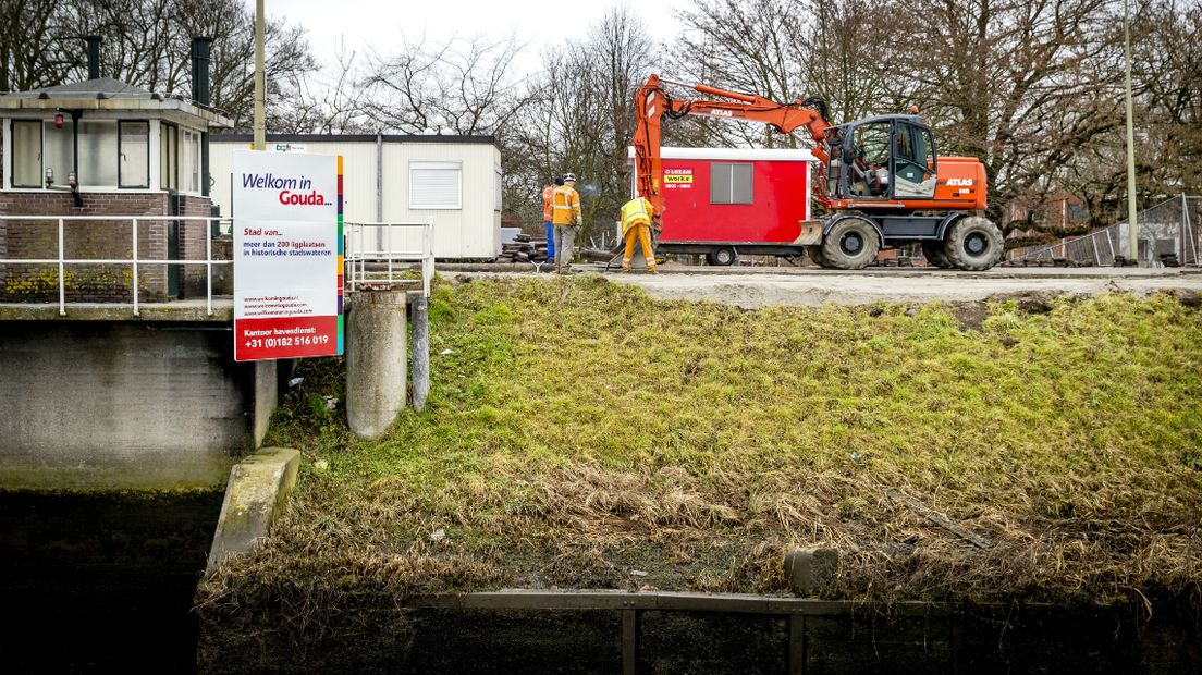 De IJsseldijk wordt geinjecteerd met een bindmiddel dat zich vermengt met de grond in de dijk.