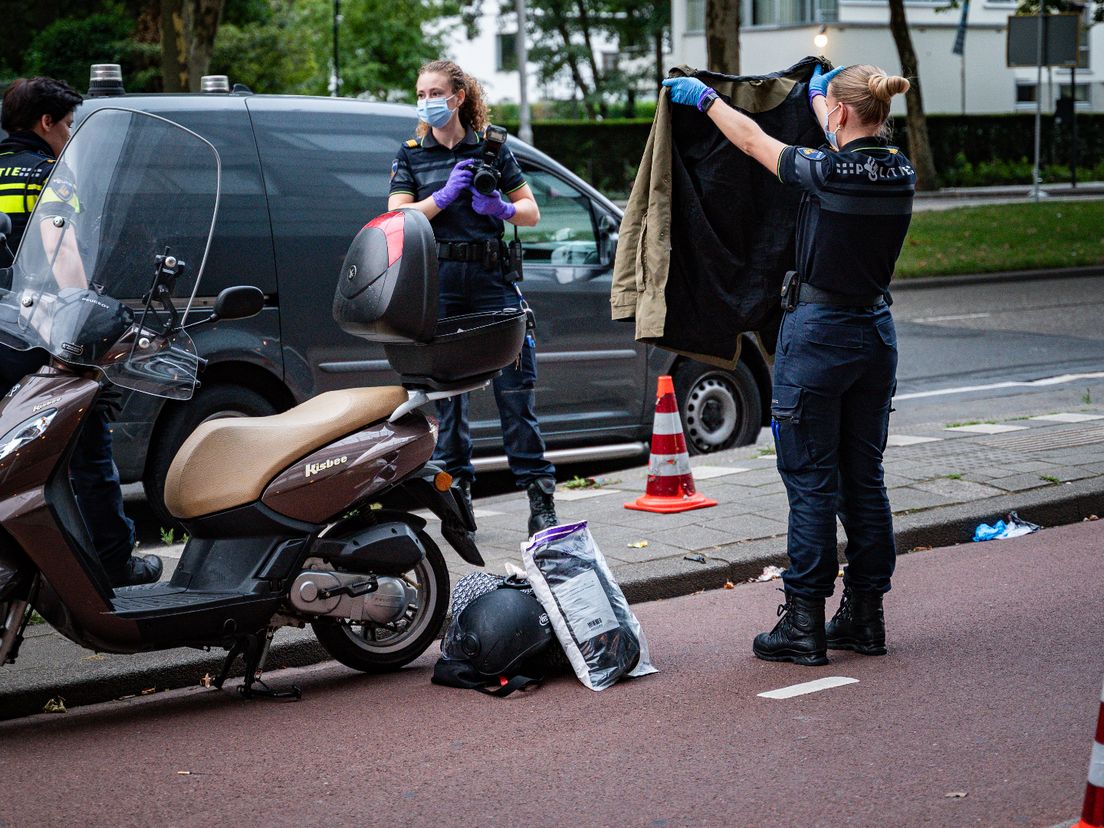 De politie doet onderzoek op de plek waar de twee agenten werden neergestoken