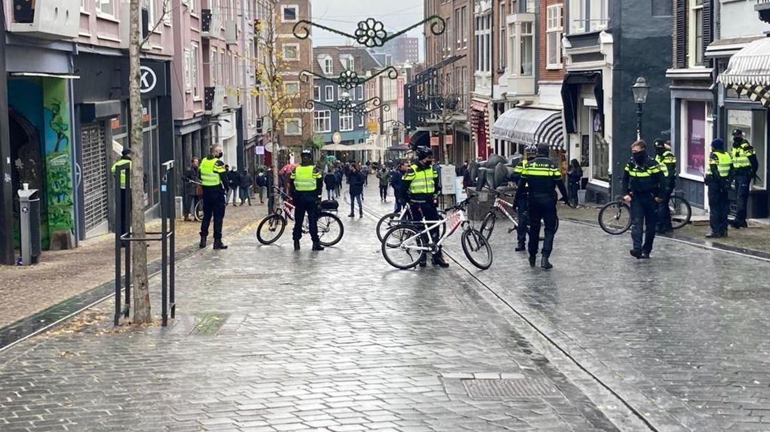 De politie houdt mensen op afstand in Nijmegen.