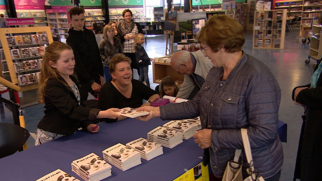 11-jarige schrijfster signeert haar eerste boek (video)