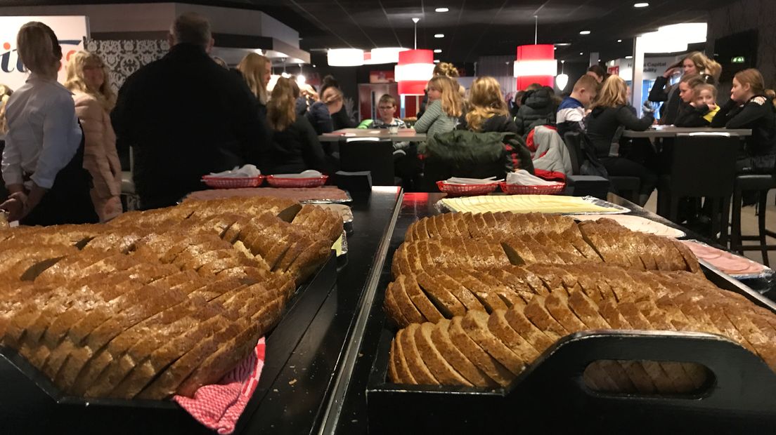 Kinderen van scholen in Erica eten met FC Emmen-spelers (Rechten: Aaldert Oosterhuis/RTV Drenthe)