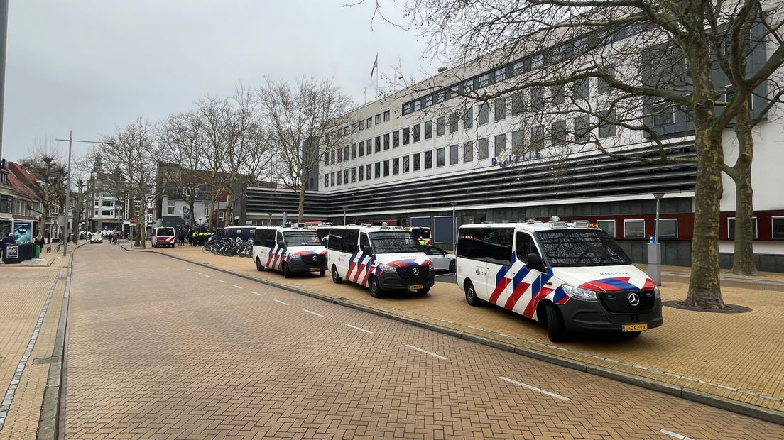 Politiebusjes voor het bureau aan de Rademarkt in Stad