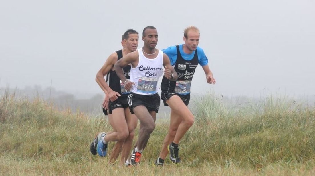 Mohamed Oumaarir leidt de kopgroep in de Kustmarathon van 2017