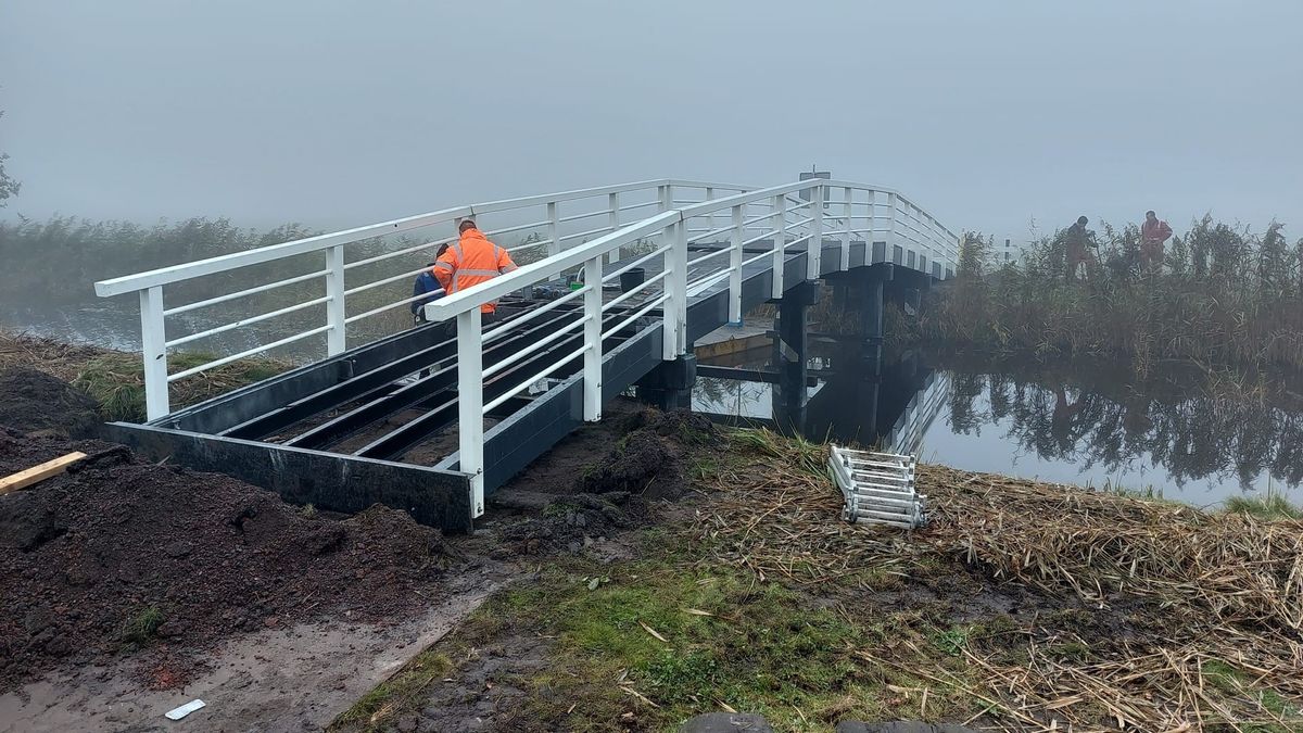 Nieuwe brug over de Feanskieding bij Heerenveen toegankelijker gemaakt