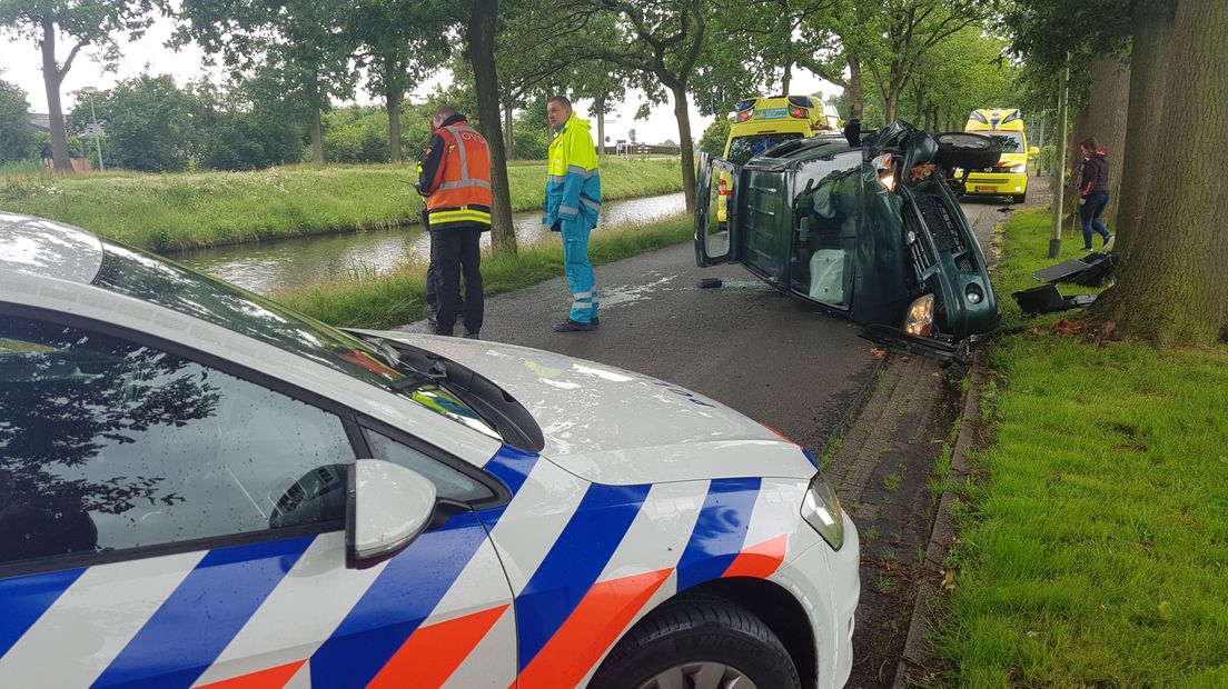 De auto kwam op de zijkant tot stilstand (Rechten: Persbureau Meter)