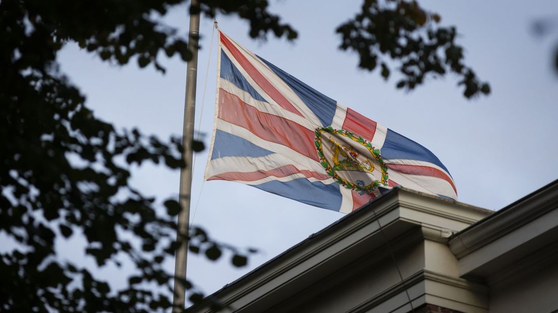 De vlag halfstok bij de Britse ambassade