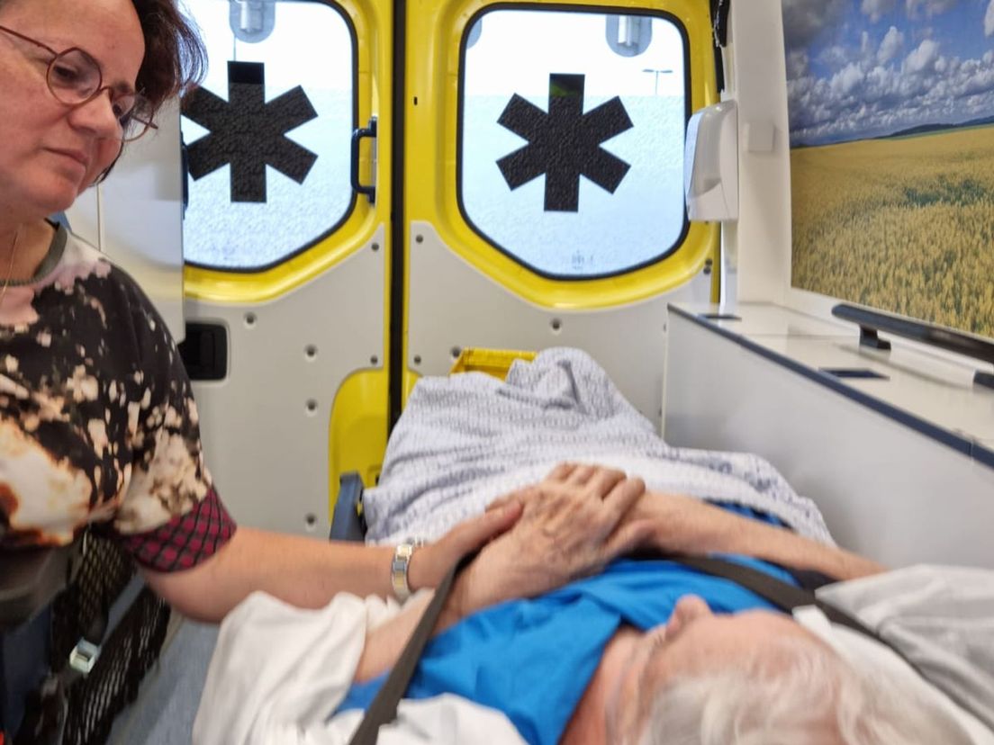 De moeder van Mariëlla kon dankzij de Wensambulance haar laatste verjaardag nog buiten de deur vieren