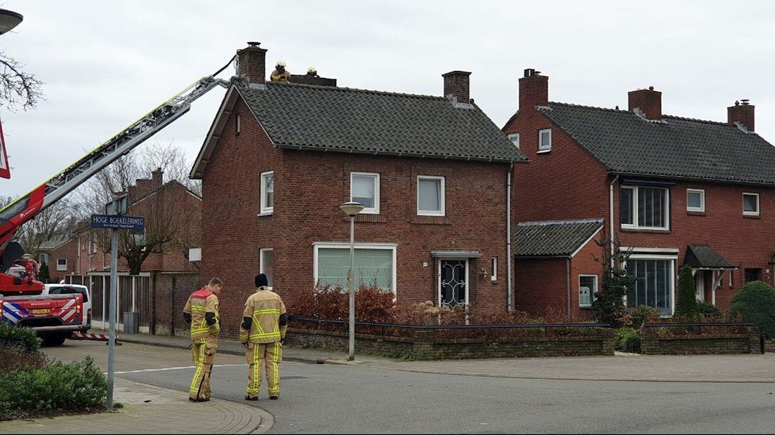 Het dak van een dakkapel van een woning aan de Hoge Boekelerweg in Enschede liet los