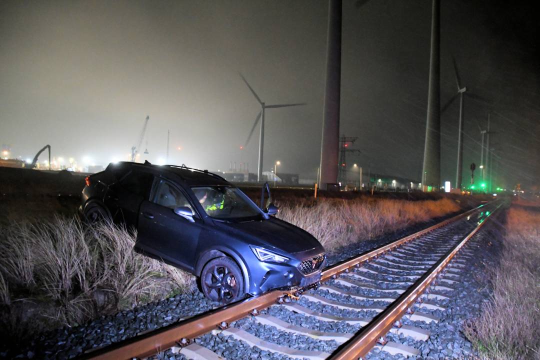 Auto eindigt rit op spoorrails bij Vlissingen-Oost