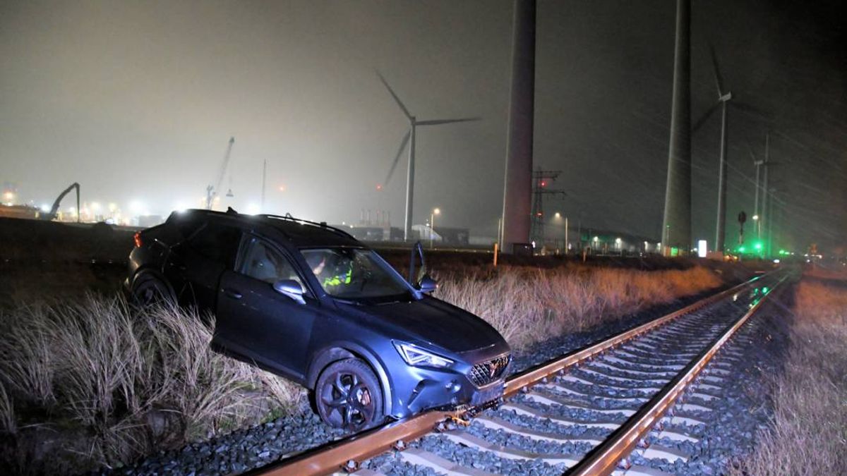 Auto eindigt rit op spoorrails bij Vlissingen-Oost