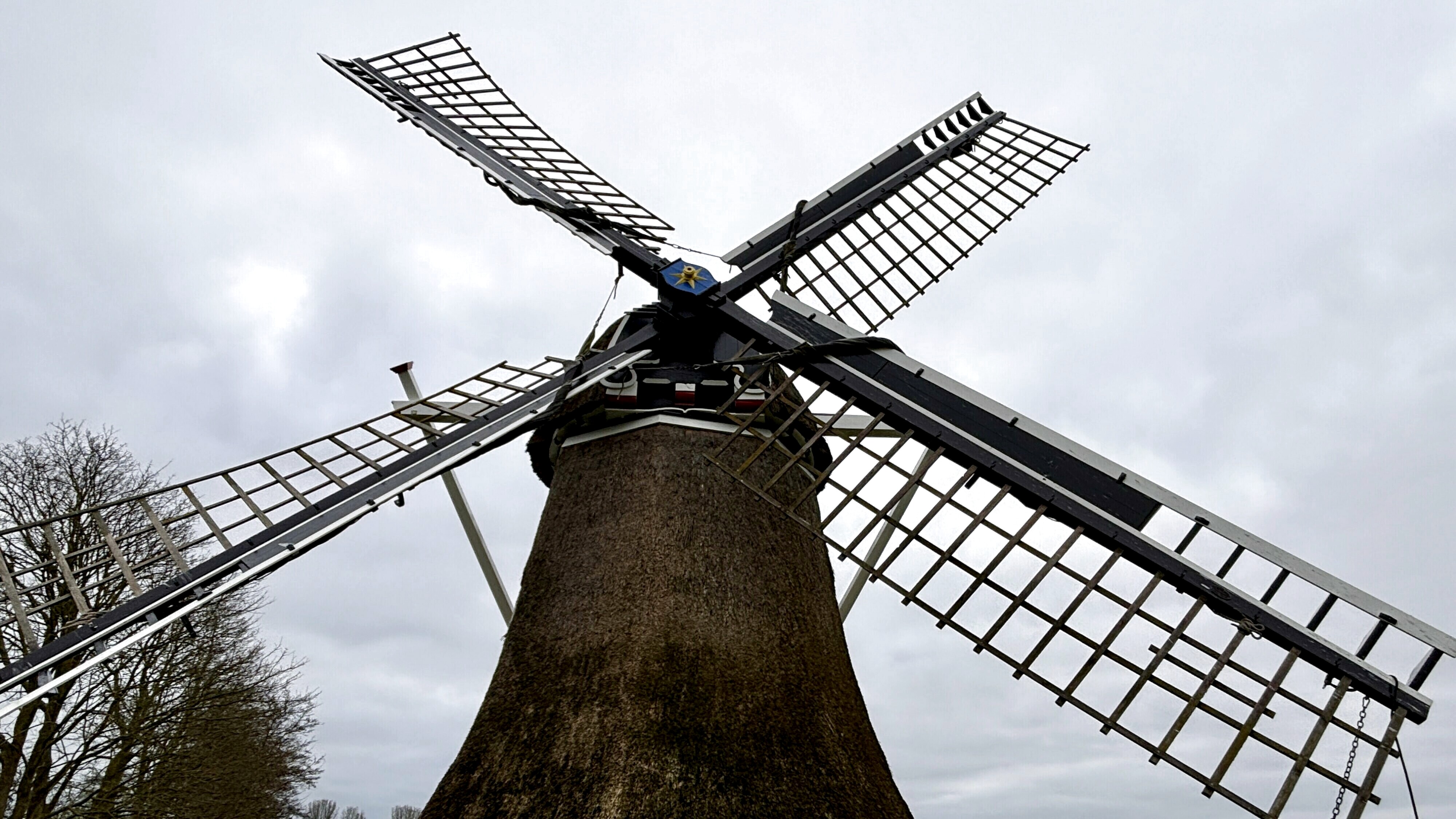 Frijwilligers hâlde al heale iuw de acht molen yn Menameradiel draaiende: “Rust roest”