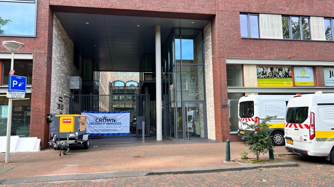 De ingang van de flat die onbewoonbaar is verklaard