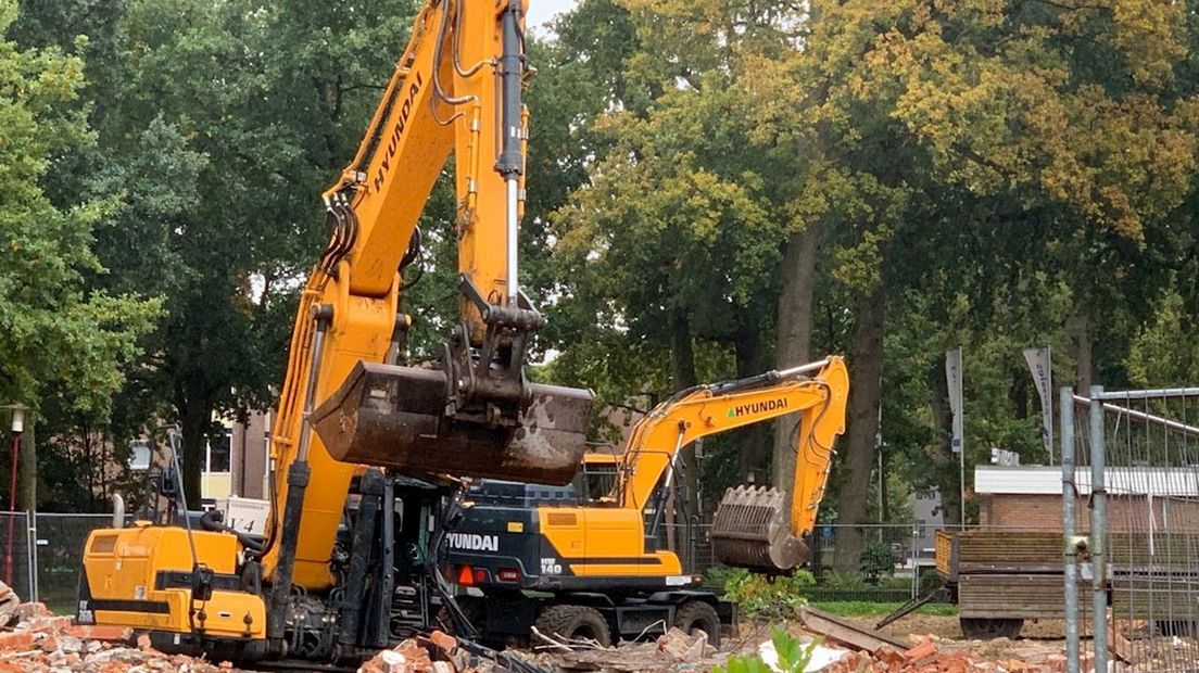 Gekantelde graafmachine weer overeind gezet