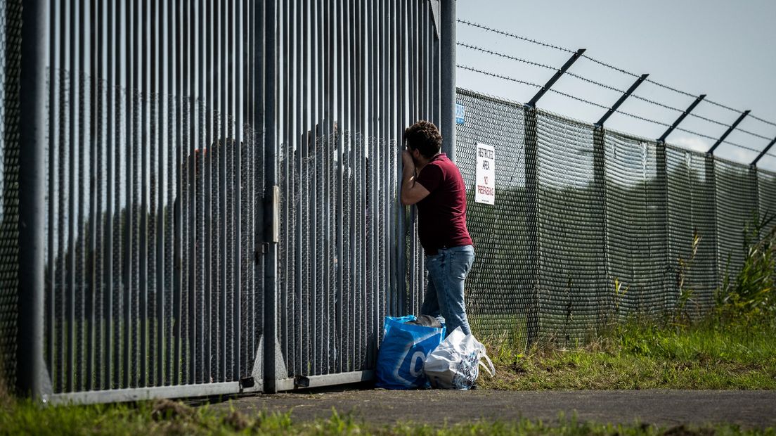 Een familielid brengt kleding en andere benodigdheden naar Afghaanse vluchtelingen in Zoutkamp