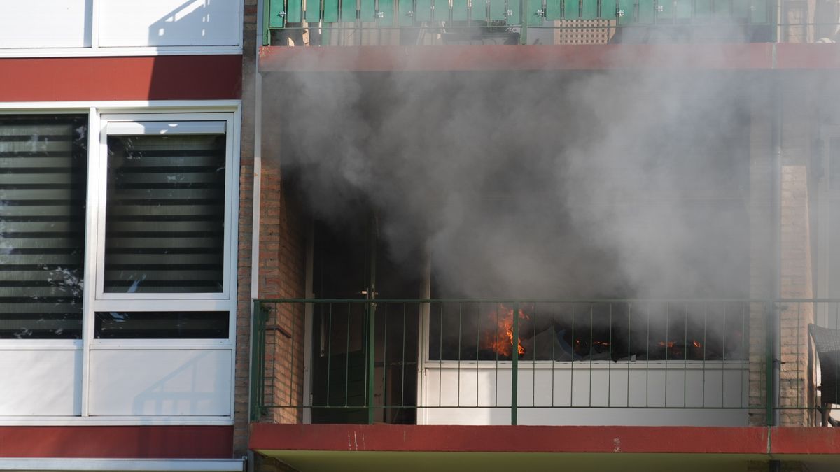 Brandmeester bij flat in Assen, een persoon gewond