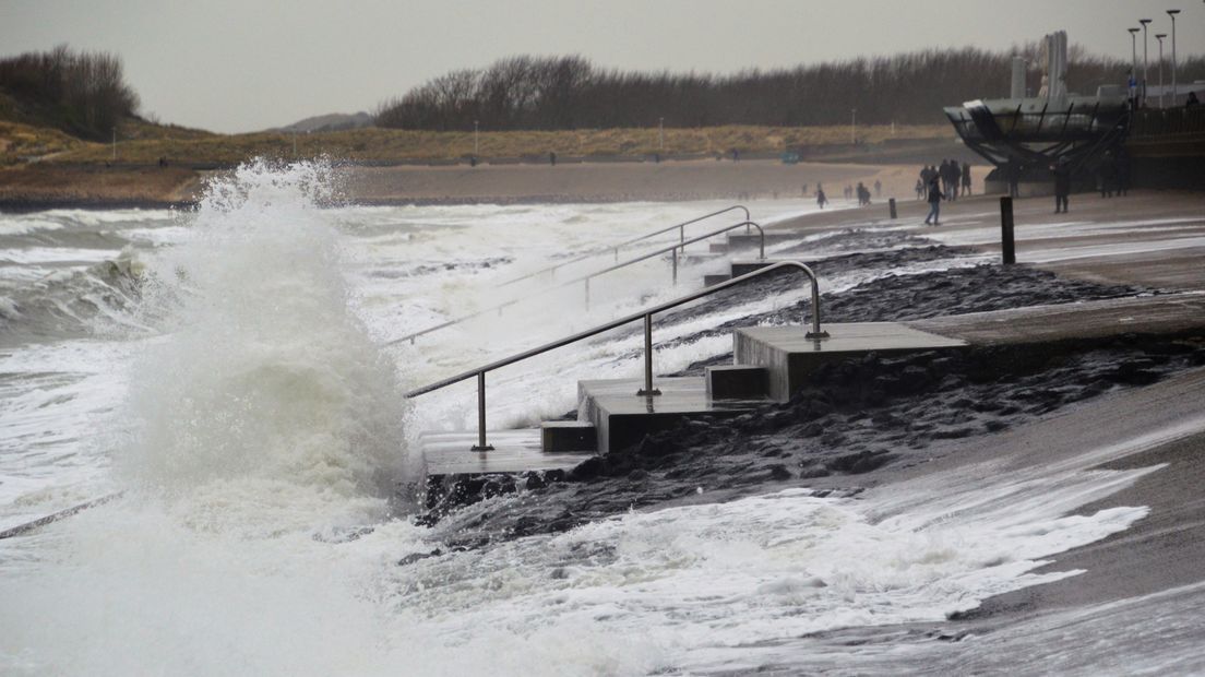 Hoge golven door de storm bij het strand van Vlissingen