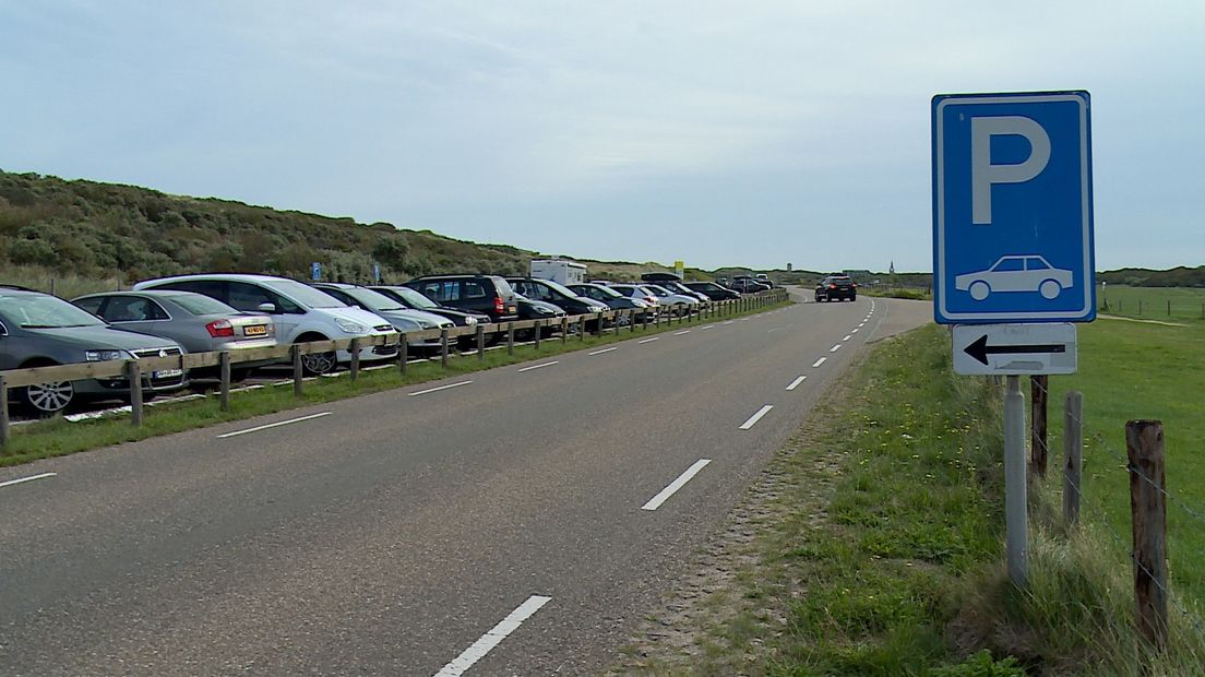 Geparkeerde auto's langs de kust