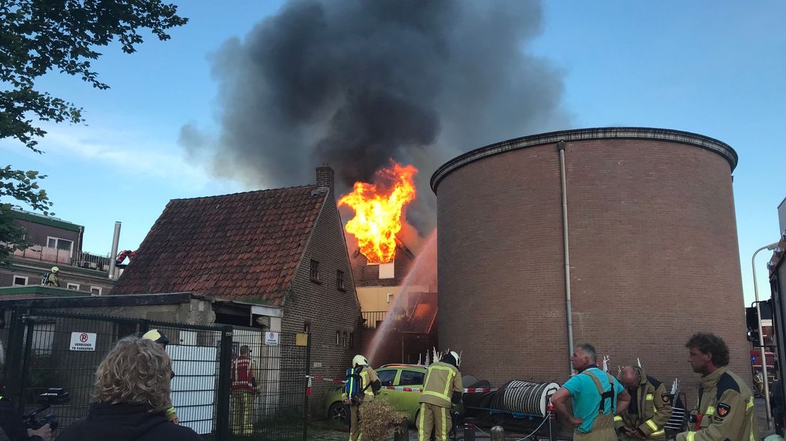 Het vuur is overgeslagen naar een naastgelegen café (Rechten: RTV Drenthe/Ineke Kemper)