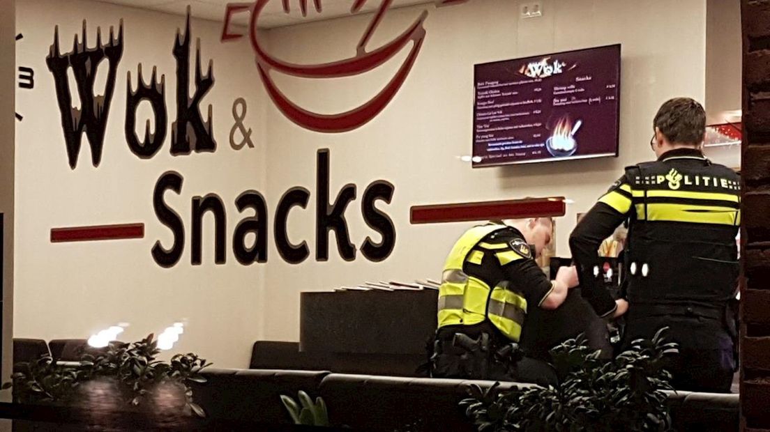 De politie onderzoekt de cafetaria na de poging tot overval