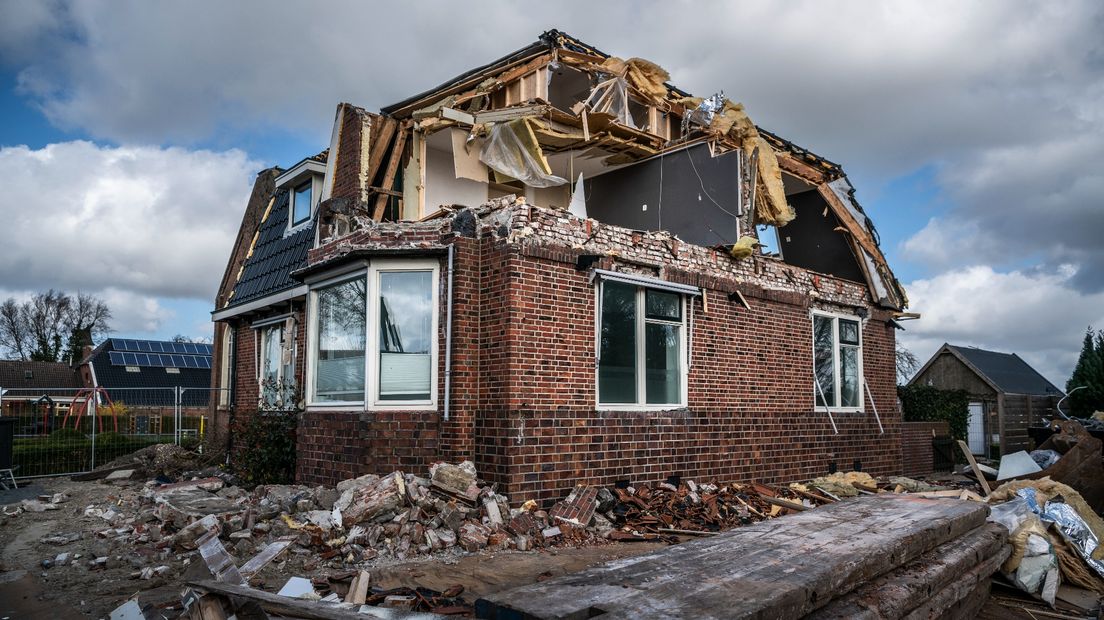 Sloop van een huis met bevingsschade in Overschild