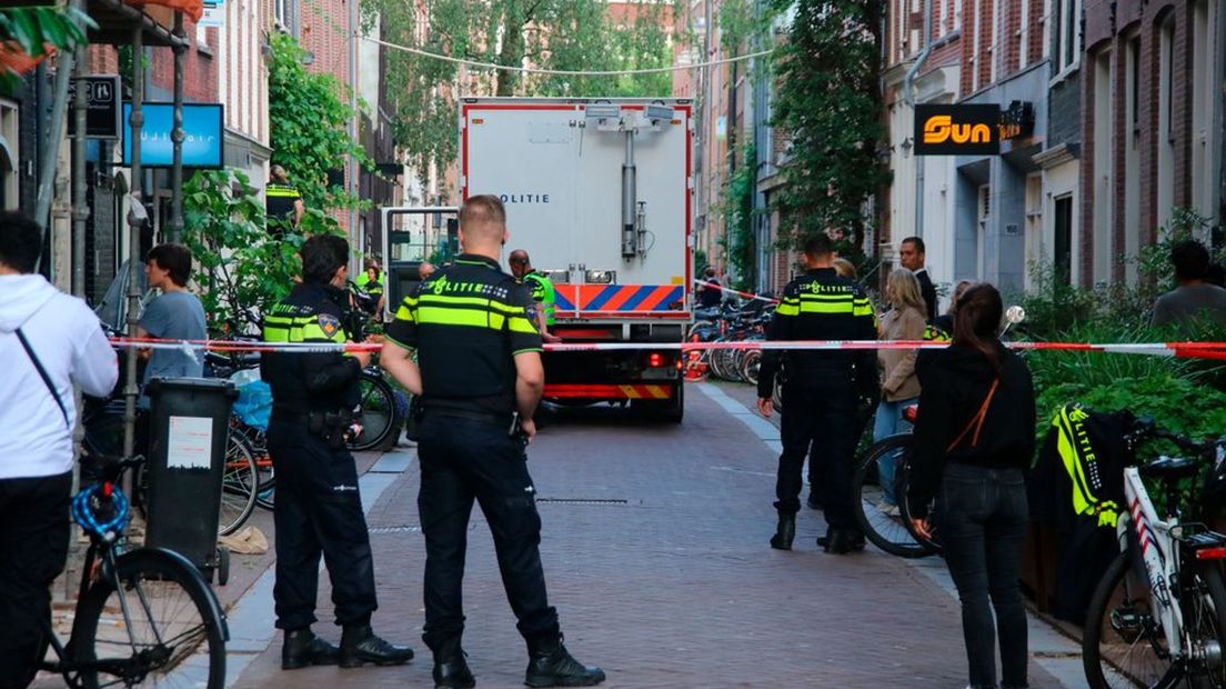 De politie doet onderzoek in Amsterdam.