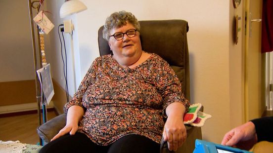 Ineke (66) zit al een jaar binnen in haar verpleeghuis, maar Lee Towers sleept haar er doorheen