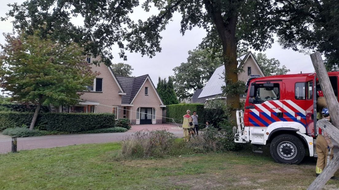 In Nijverdal dreigde vandaag een boom tegen een woning te vallen. Buurt en brandweer konden dat voorkomen.