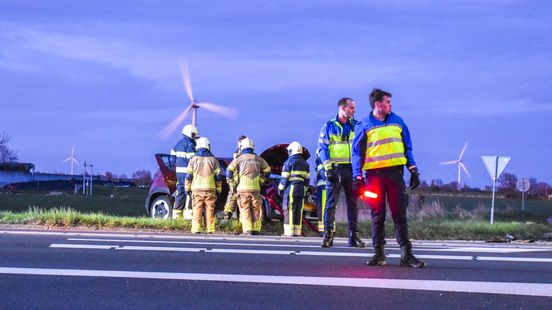 Flinke schade na botsing tussen twee auto's bij Hindeloopen | Vernielingen aan het kabouterpad van Sint Nicolaasga Nieuws
