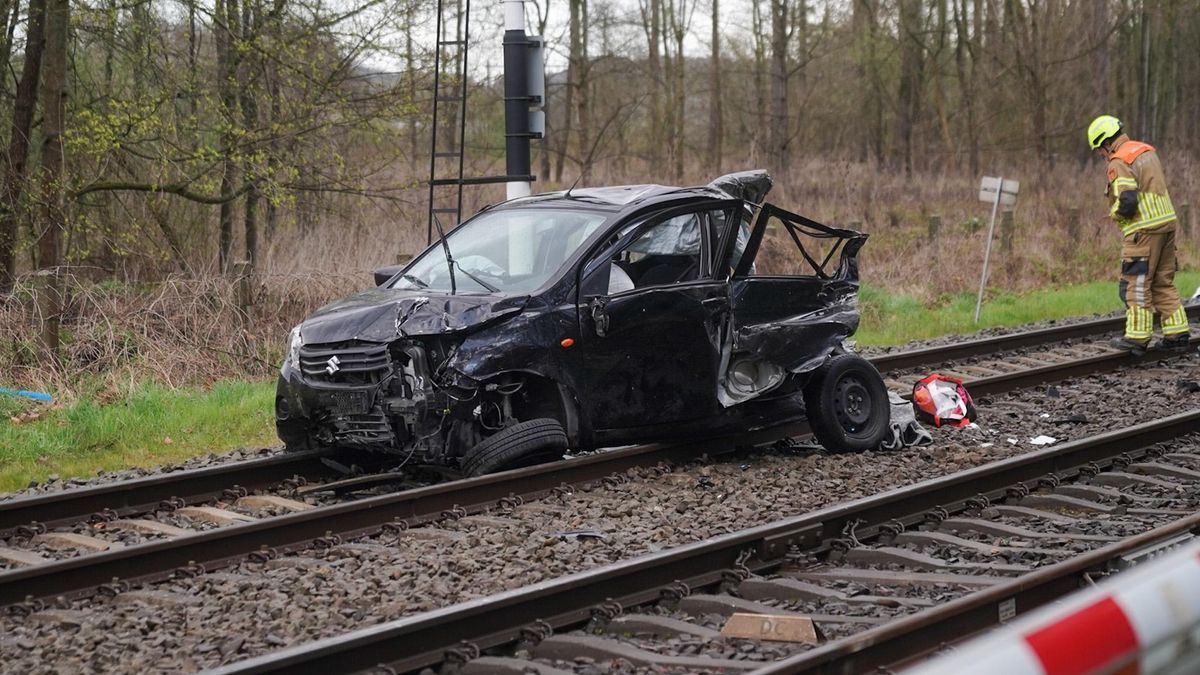 Trein botst op auto bij Maastricht: bestuurder gewond