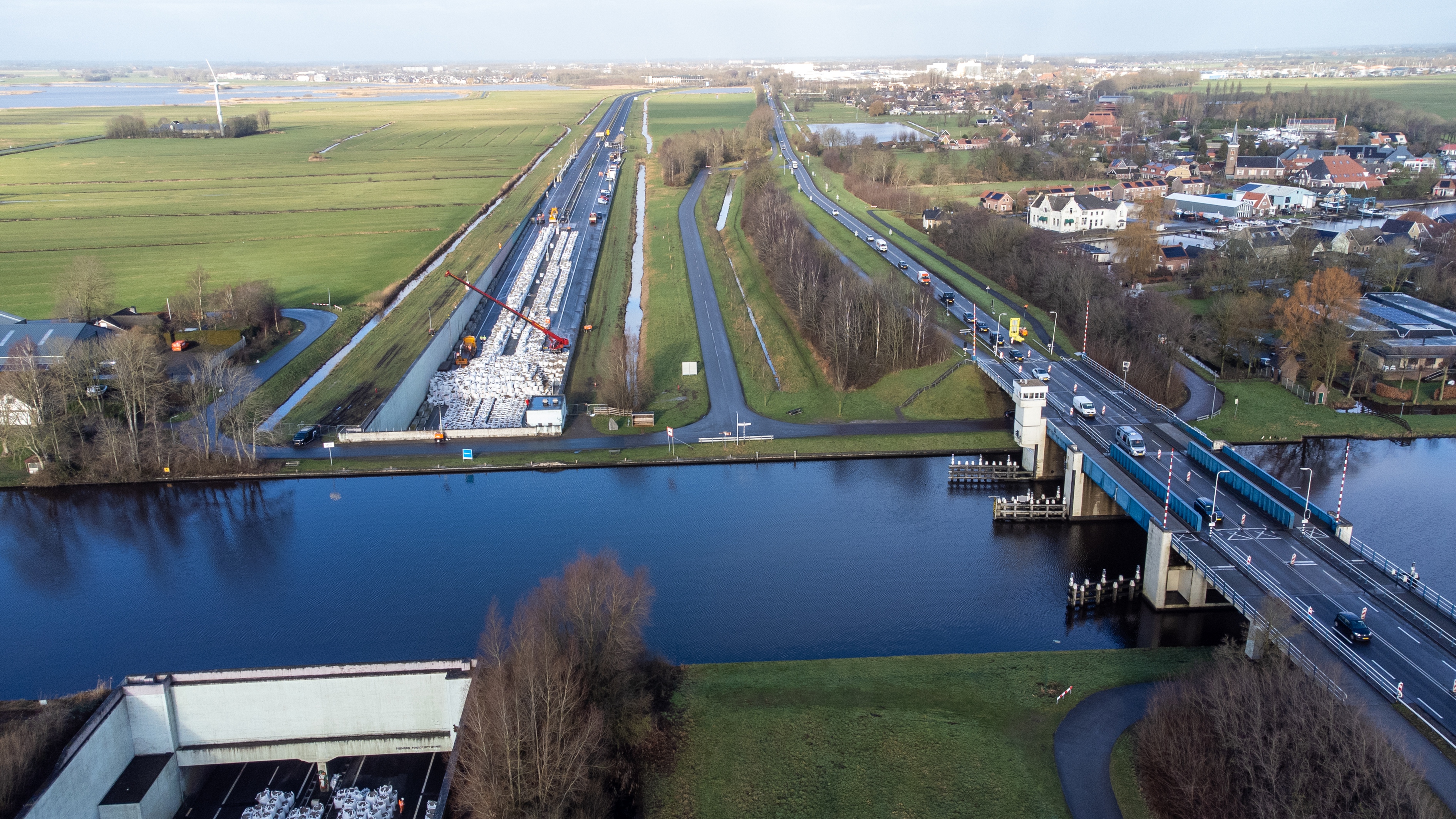 Links de A7 en rechts de Nije Dyk, daar is het door de afgesloten tunnel veel drukker