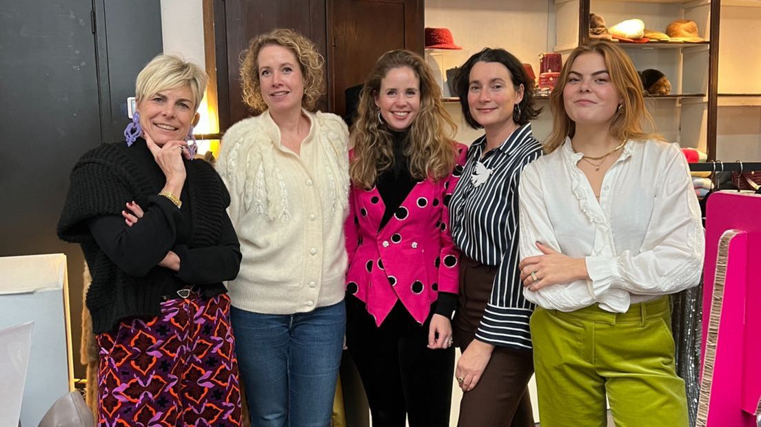 Ook prinses Laurentien kwam bij haar dochter langs bij de vintage pop-up markt in Scheveningen