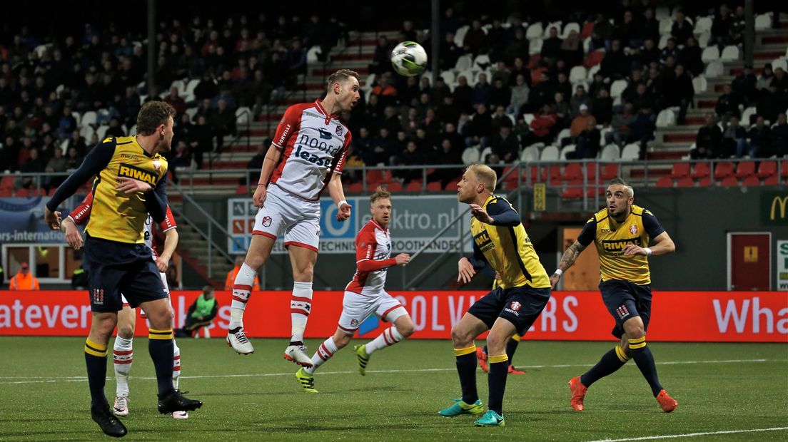 Cas Peters kopt, maar kwam tegen FC Dordrecht niet in het stuk voor (Rechten: Gerrit Rijkens)