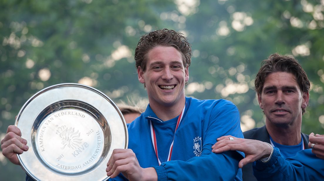 Danny van den Meiracker viert de titel met de Blauwen in 2012