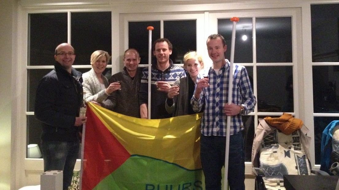 Bewoners Buurser Es krijgen dorpsvlag