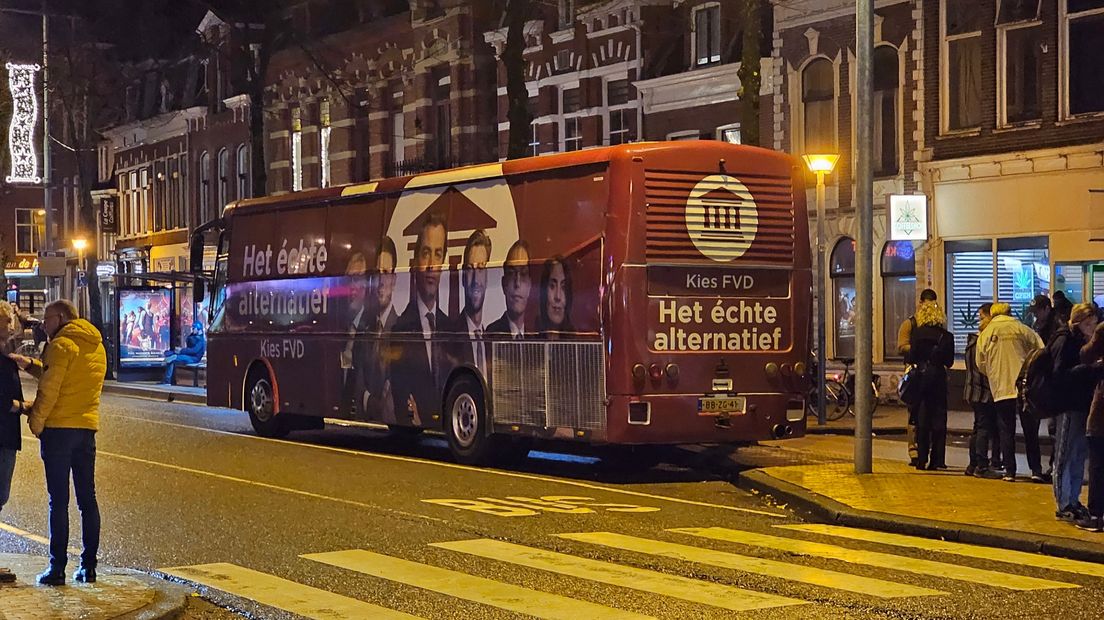 De partijbus van Forum voor Democratie in Stad