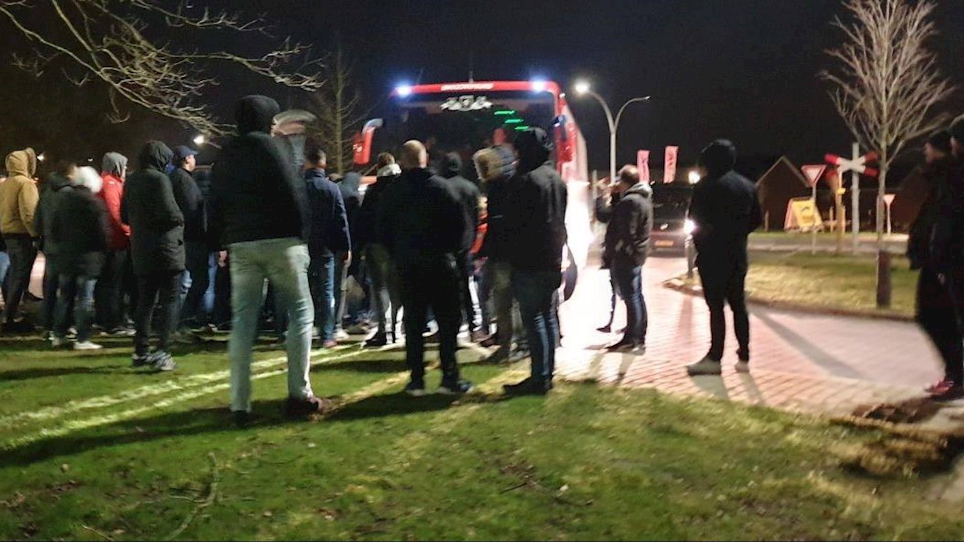 Spelersbus FC Twente In Hengelo Opgewacht Door Boze Supporters - RTV Oost