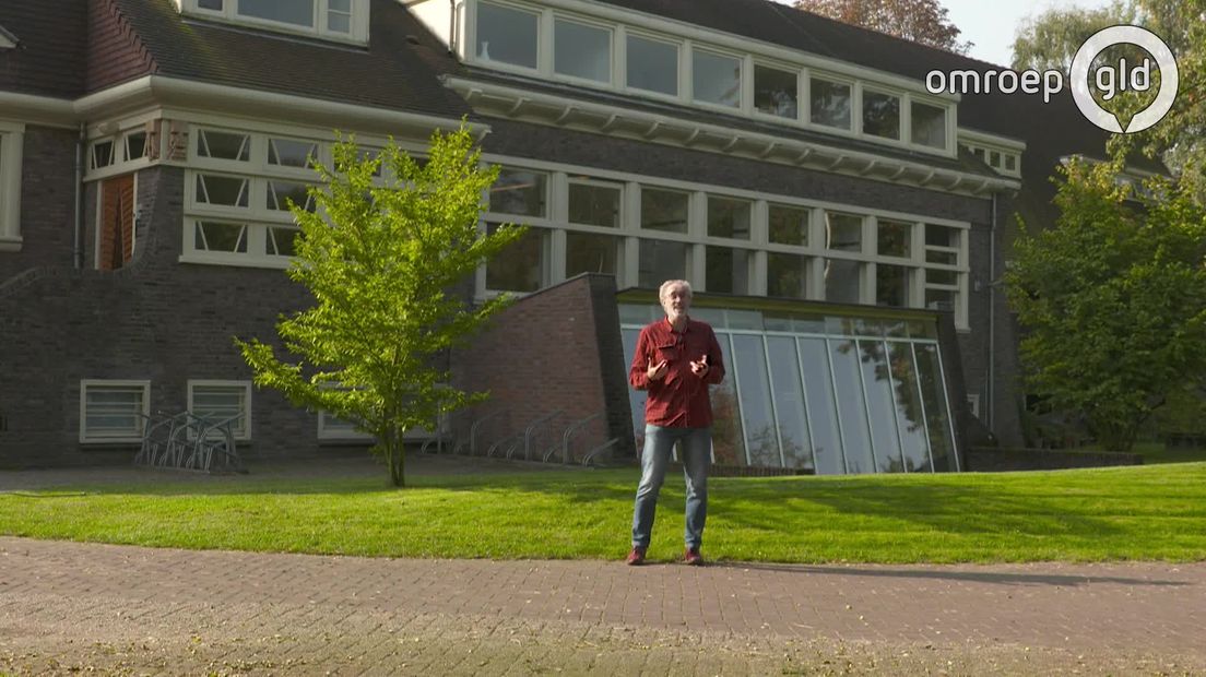 Op de Wageningse Berg staat een opmerkelijk gebouw. Zo’n honderd jaar geleden daar gebouwd door architect Blaauw, in opdracht van professor Blaauw, geen familie van elkaar. Door zijn bijzondere vorm kreeg het de bijnaam ‘Het Schip van Blaauw’. En als je het ziet, begrijp je die naam direct. Het heeft de vorm van een scheepsboeg aan de ene kant; bovenop lijkt de lantaarn, die voor de lichtinval moet zorgen, op een stuurhut.De professor liet zijn ‘schip’ bouwen om er onder gecontroleerde omstandigheden onderzoek te kunnen doen naar de invloed van licht en temperatuur op de groei van planten. Dat onderzoek legde de basis voor ons internationale succes in de handel van bv bloembollen. Het maakt het nu mogelijk om bollen op elk gewenst moment in bloei te trekken, en dus altijd tulpen te hebben wanneer we dat willen.