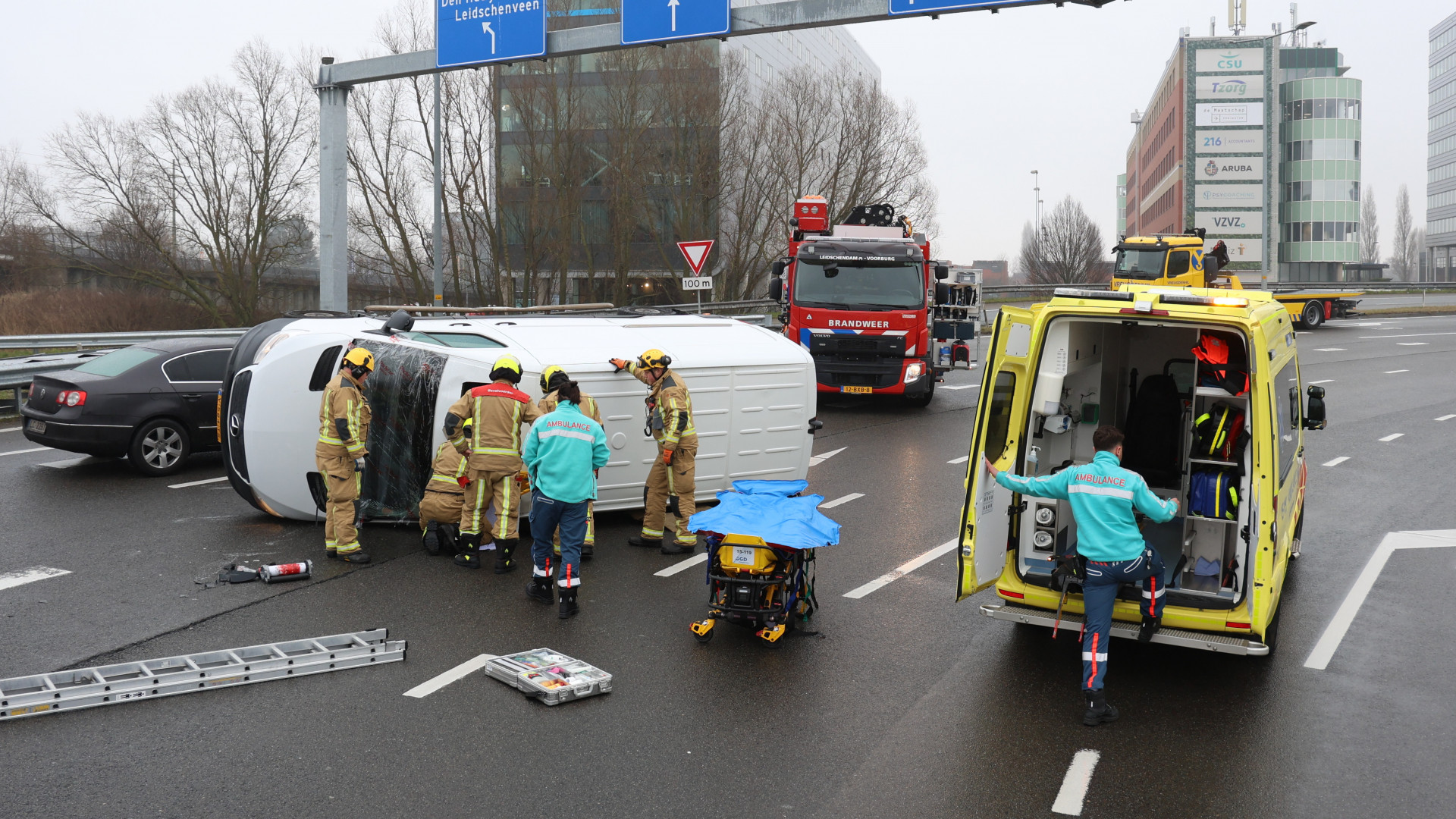 112-nieuws | Busje op zijkant bij ongeluk - Auto te water in Waddinxveen.