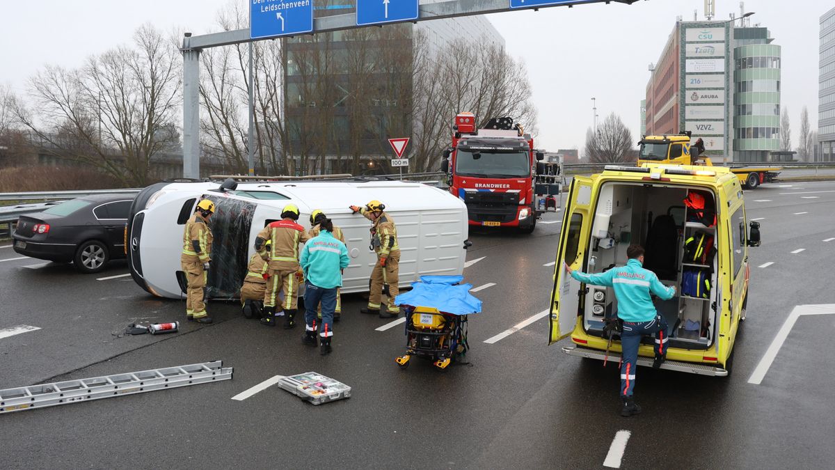 112-nieuws | Busje op zijkant bij ongeluk - Auto te water in Waddinxveen