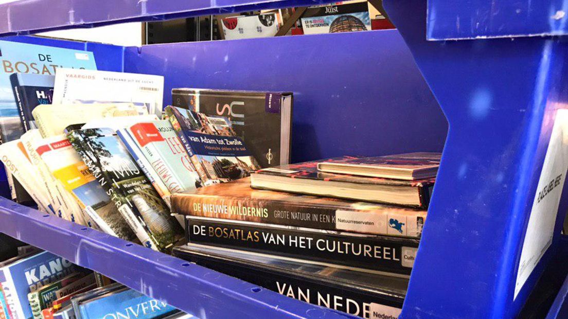 Boeken worden van plek naar plek gebracht in grote blauwe kratten (Rechten: RTV Drenthe / Erwin Kikkers)